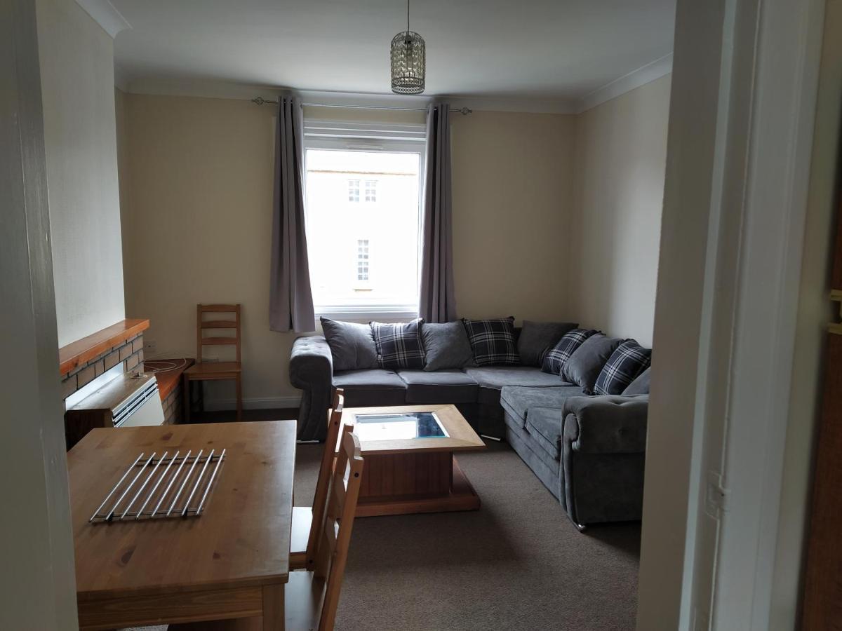 Self Catering 2 Bedroom Flat, Frequent Buses, 1-Minute Walk To Bus Stop, 20 Minutes To City Center Edinburgh Exterior photo