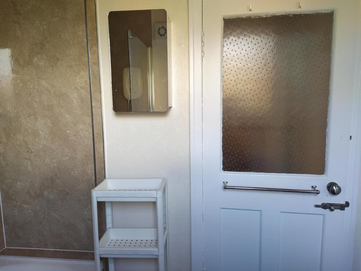 Self Catering 2 Bedroom Flat, Frequent Buses, 1-Minute Walk To Bus Stop, 20 Minutes To City Center Edinburgh Exterior photo