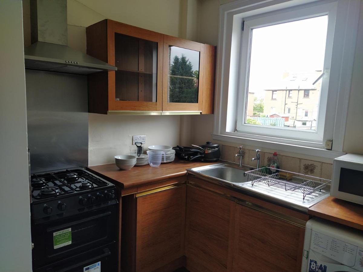 Self Catering 2 Bedroom Flat, Frequent Buses, 1-Minute Walk To Bus Stop, 20 Minutes To City Center Edinburgh Exterior photo