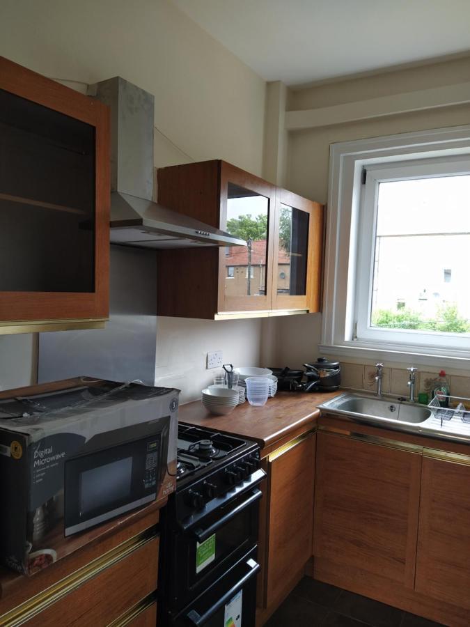 Self Catering 2 Bedroom Flat, Frequent Buses, 1-Minute Walk To Bus Stop, 20 Minutes To City Center Edinburgh Exterior photo