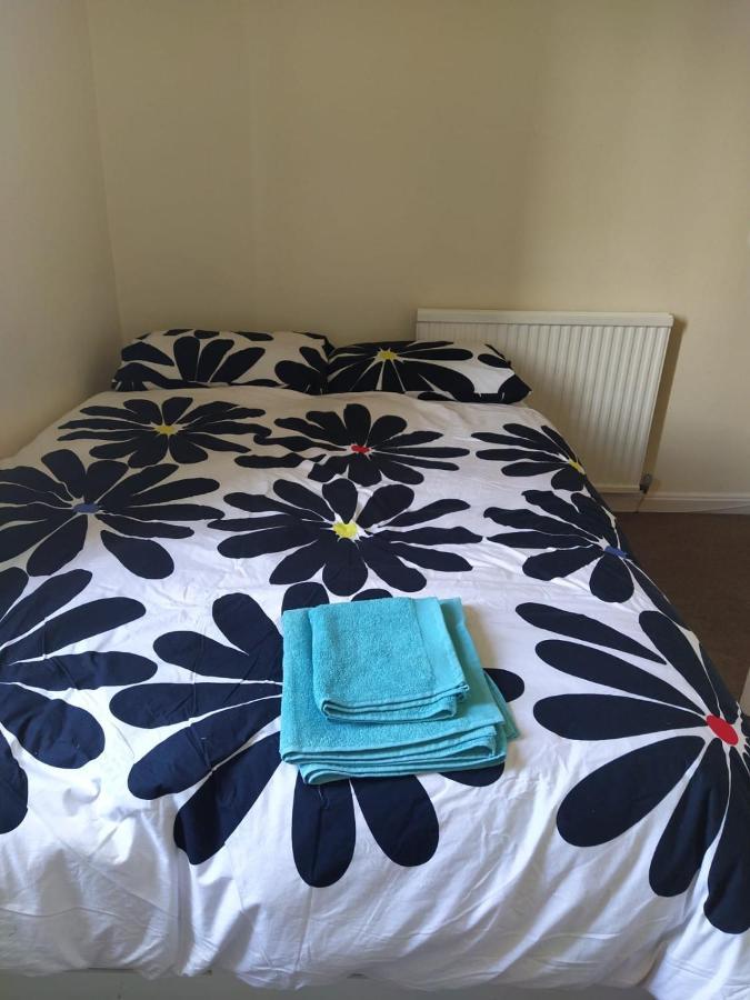 Self Catering 2 Bedroom Flat, Frequent Buses, 1-Minute Walk To Bus Stop, 20 Minutes To City Center Edinburgh Exterior photo