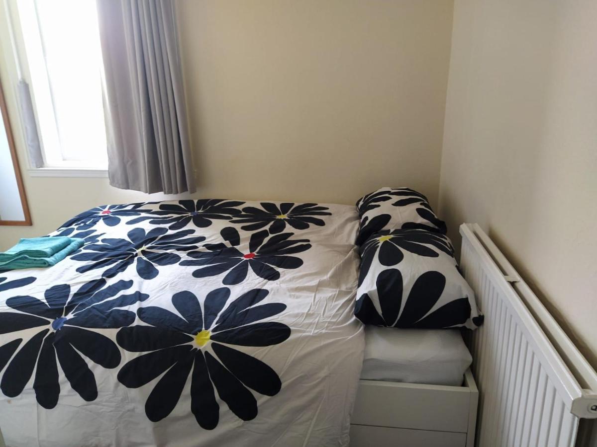 Self Catering 2 Bedroom Flat, Frequent Buses, 1-Minute Walk To Bus Stop, 20 Minutes To City Center Edinburgh Exterior photo