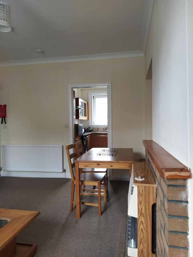 Self Catering 2 Bedroom Flat, Frequent Buses, 1-Minute Walk To Bus Stop, 20 Minutes To City Center Edinburgh Exterior photo